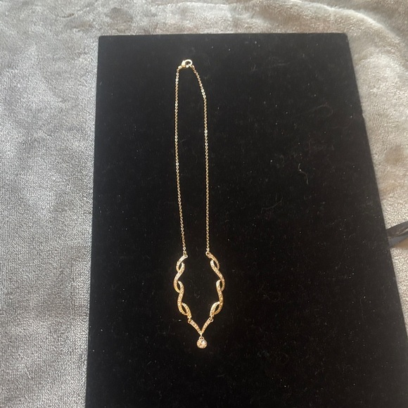 Elegant Gold Necklace with Twisted Design and faux diamonds - Picture 6 of 6